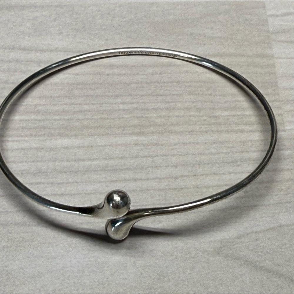 Tiffany & Co. 9.25 S. Silver teardrop Bangle Bracelet - Picture 2 of 6